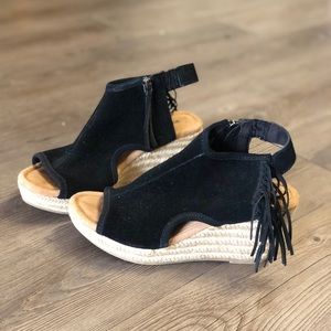 New Minnetonka Women’s Wedges Size 8